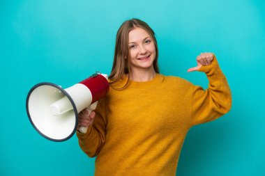 Mavi arka planda yalnız yaşayan genç Rus kadın elinde megafonla gururlu ve kendini beğenmiş.