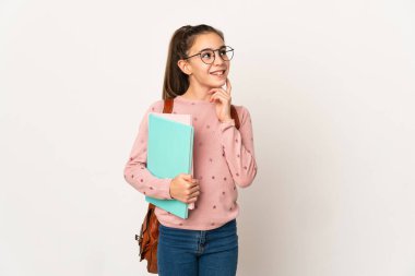 Küçük kız izole edilmiş arka planda bir fikir ararken...