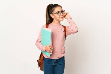 Tecrit edilmiş küçük bir kız öğrencinin şüpheleri ve düşünceleri var.