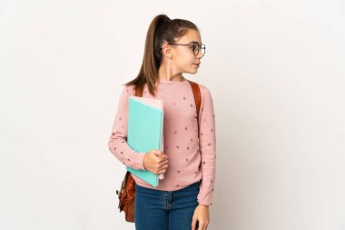 Tecrit edilmiş küçük öğrenci kız yan tarafa bakıyor.