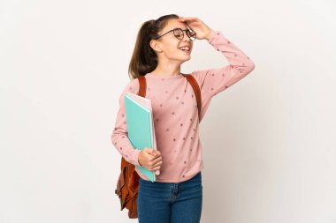 Küçük kız izole edilmiş arka planda gülümsüyor.