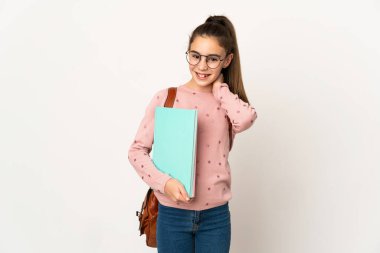 Küçük kız izole edilmiş arka planda gülüyor