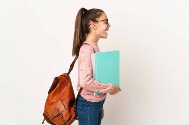 Küçük kız izole edilmiş arka planda gülüyor.