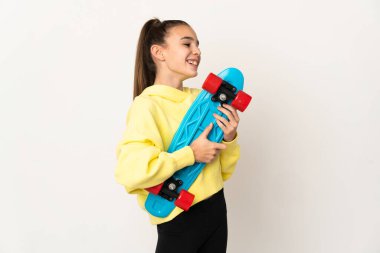 Küçük kız beyaz arka planda mutlu bir ifadeyle kayıyor.