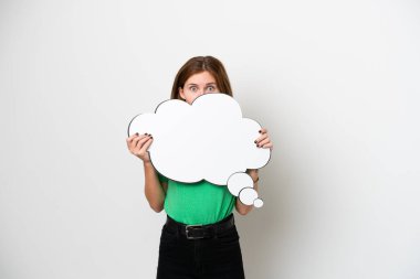 Beyaz arka planda izole edilmiş genç bir İngiliz kadın düşünme balonu tutuyor ve arkasına saklanıyor.
