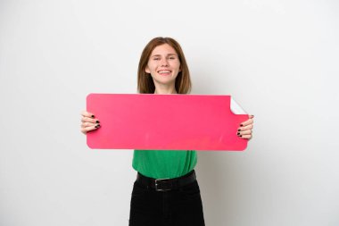 Beyaz arka planda izole edilmiş genç bir İngiliz kadın boş bir pankart tutuyor.