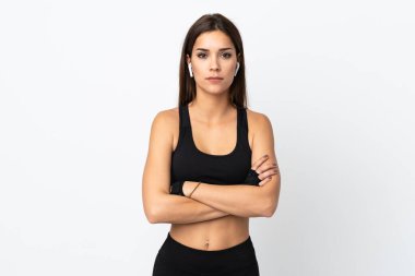 Beyaz arka planda soyutlanmış, kolları bağlı genç bir kadın.