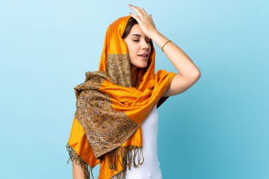Geleneksel kostümü mavi arka planda olan genç Faslı kadın bir şeyin farkına vardı ve çözüme niyetlendi.