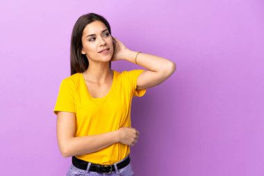 Tecrit edilmiş bir geçmişi olan beyaz bir kadın bir fikir düşünüyor.