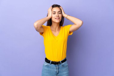 Kafkasyalı genç bir kadın soyutlanmış arka planda gülüyor.