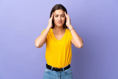 Kafkas kökenli genç bir kadın, izole edilmiş, baş ağrısı var.