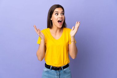 Yüzünde sürpriz bir ifade olan, izole edilmiş bir geçmişi olan beyaz bir kadın.