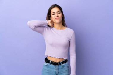 Boynu ağrıyan, soyutlanmış bir geçmişi olan beyaz bir kadın.