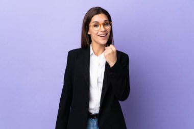 Mor arka planda izole edilmiş iş kadını zaferi kutluyor.