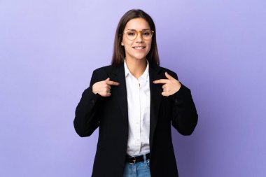 Mor arka planda izole edilmiş bir iş kadını.