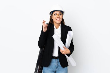 Miğferli, beyaz, genç bir kadın izole edilmiş arka planda parmakları çaprazlanmış planlar tutuyor.