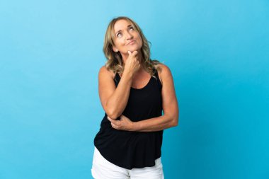 Soyutlanmış geçmişi olan orta yaşlı sarışın kadının şüpheleri var.