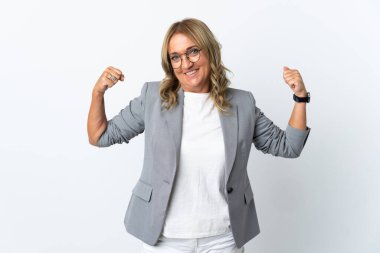 Orta yaşlı iş kadını soyutlanmış beyaz arka planda güçlü jest yapıyor.
