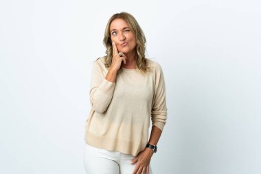 Orta yaşlı sarışın kadın soyutlanmış beyaz arka plan ve düşünce