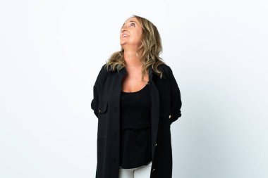 Orta yaşlı sarışın kadın soyutlanmış beyaz arka plan ve yukarı bakıyor