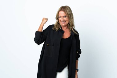 Orta yaşlı sarışın kadın izole edilmiş beyaz arka plan zaferi kutluyor.