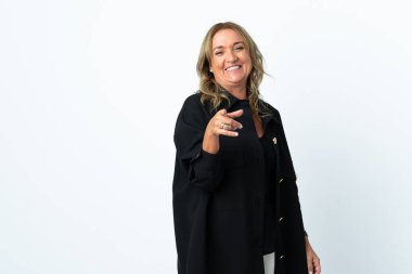 Orta yaşlı sarışın kadın soyutlanmış beyaz arka plan şaşırmış ve ön tarafı işaret ediyor.