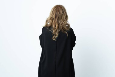 Arka planda soyutlanmış beyaz arka planda orta yaşlı sarışın kadın var.