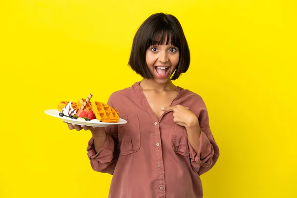 Pregnant Woman Holding Waffles Isolated Yellow Background Surprise Facial Expression — Foto Stock