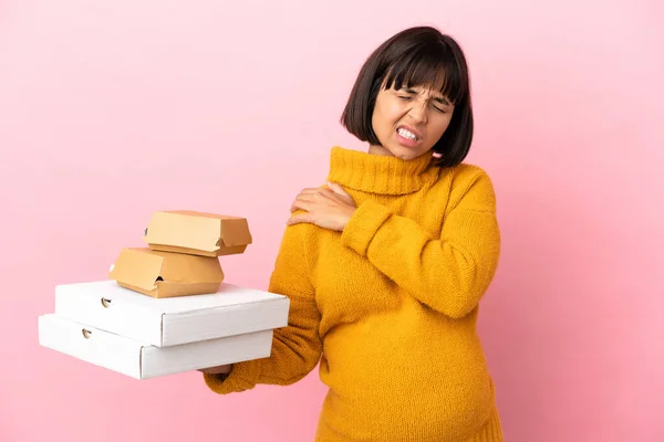 Schwangere Hält Pizzen Und Burger Auf Rosa Hintergrund Isoliert Und — Stockfoto
