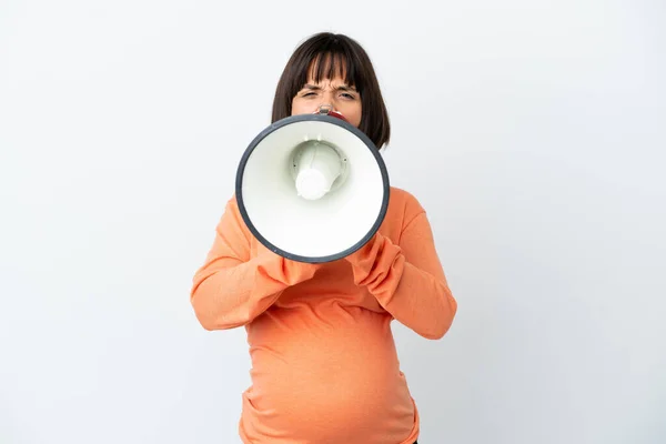 Jeune Femme Enceinte Mixte Isolé Sur Fond Blanc Criant Travers — Photo