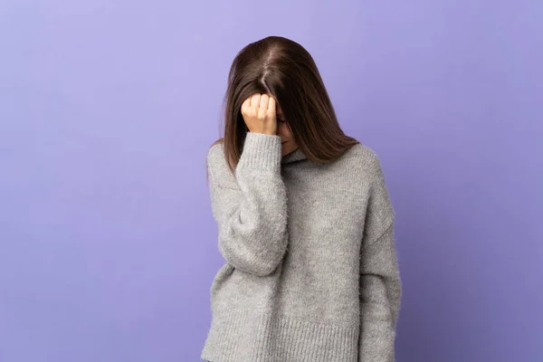 Mulher Eslovaca Jovem Isolado Fundo Roxo Com Dor Cabeça — Fotografia de Stock