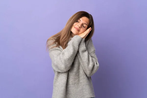 Mulher Eslovaca Jovem Isolado Fundo Roxo Fazendo Gesto Sono Expressão — Fotografia de Stock