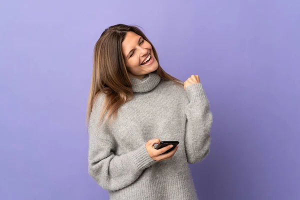 Mujer Eslovaca Joven Aislada Sobre Fondo Púrpura Con Teléfono Posición — Foto de Stock