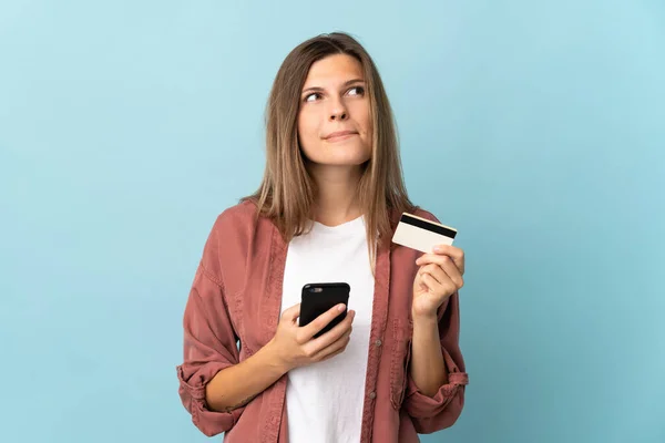 Genç Slovak Kadın Mavi Arka Planda Izole Edilmiş Kredi Kartıyla — Stok fotoğraf