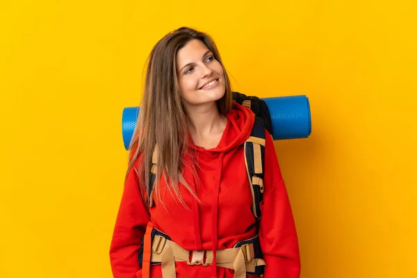 Mujer Montañista Eslovaca Con Una Gran Mochila Aislada Sobre Fondo — Foto de Stock