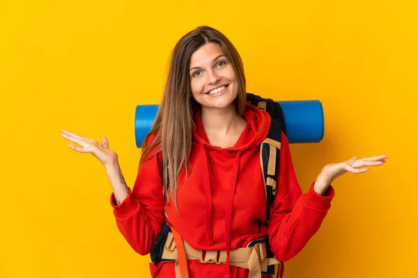 Slowaakse Bergbeklimmer Vrouw Met Een Grote Rugzak Geïsoleerd Gele Achtergrond — Stockfoto