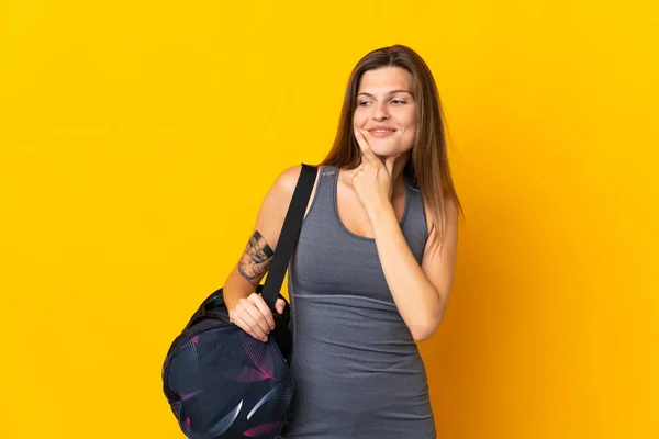 Sarı Arka Planda Izole Edilmiş Spor Çantalı Slovak Kadın Yana — Stok fotoğraf