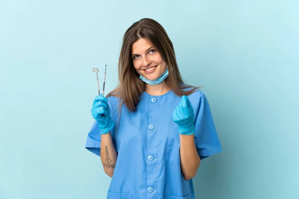 Dentiste Slovaque Tenant Des Outils Isolés Sur Fond Bleu Faisant — Photo