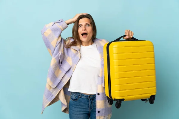 Young Slovak Woman Isolated Blue Background Vacation Travel Suitcase Surprised — Stockfoto
