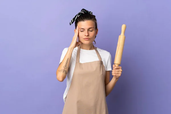 Kookplaat Slowaakse Vrouw Geïsoleerd Paarse Achtergrond Met Hoofdpijn — Stockfoto