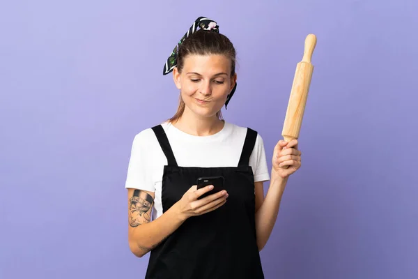 Kookplaat Slowaakse Vrouw Geïsoleerd Paarse Achtergrond Denken Het Verzenden Van — Stockfoto