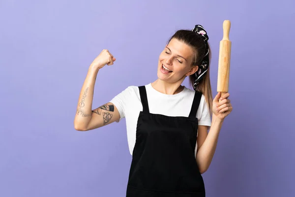 Kookplaat Slowaakse Vrouw Geïsoleerd Paarse Achtergrond Vieren Van Een Overwinning — Stockfoto