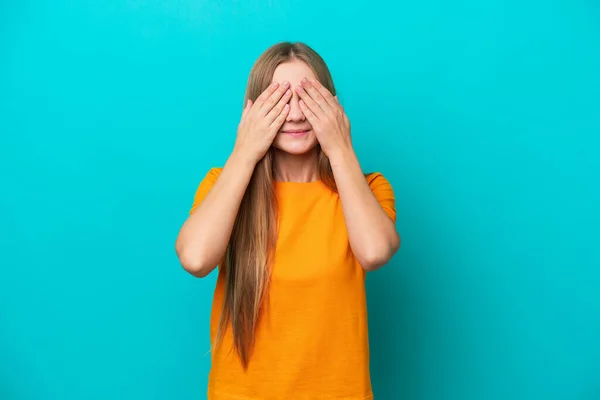 Jong Russisch Vrouw Geïsoleerd Blauwe Achtergrond Bedekking Ogen Door Handen — Stockfoto