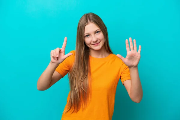 若いですロシアの女性は青の背景に7本の指を数える — ストック写真