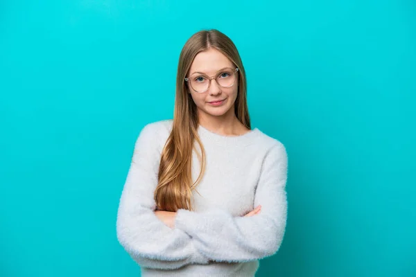 Mavi Arka Planda Mahsur Kalmış Genç Rus Kadın Üzgün Hissediyor — Stok fotoğraf