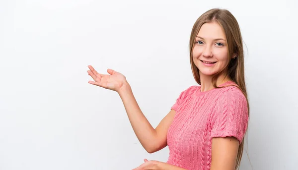Jovem Mulher Russa Isolada Fundo Branco Estendendo Mãos Para Lado — Fotografia de Stock