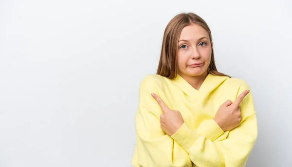 Jonge Russische Vrouw Geïsoleerd Witte Achtergrond Wijzend Naar Lateralen Met — Stockfoto