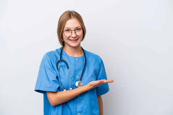 Junge Krankenschwester Ärztin Isoliert Auf Weißem Hintergrund Präsentiert Eine Idee — Stockfoto