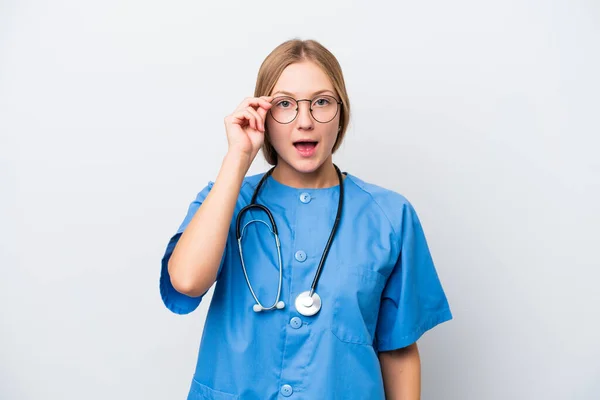 若い看護師の医師の女性は眼鏡で白地に隔離され — ストック写真