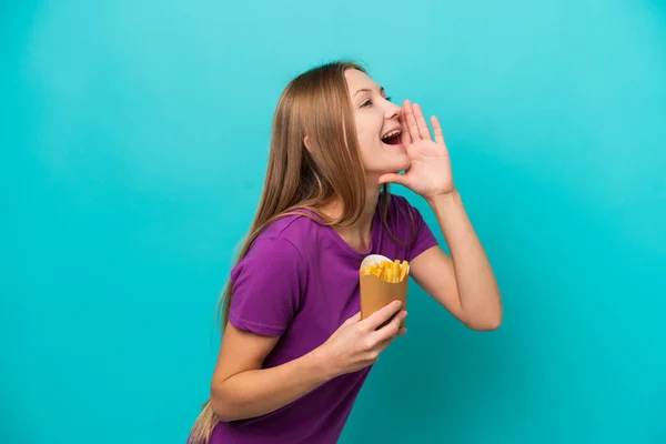 Joven Mujer Rusa Atrapando Papas Fritas Aisladas Sobre Fondo Azul — Foto de Stock